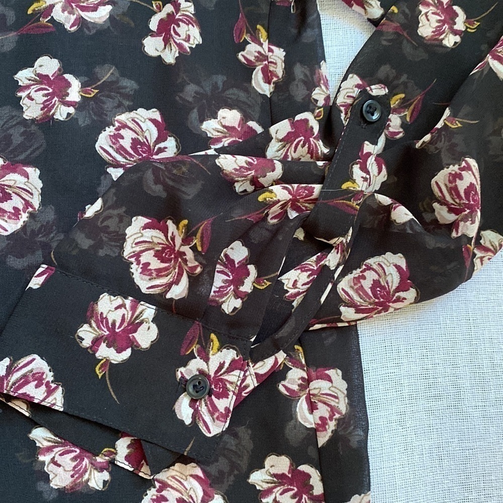 Ann Taylor Factory floral blouse with button and pleated front. - Picture 7 of 15